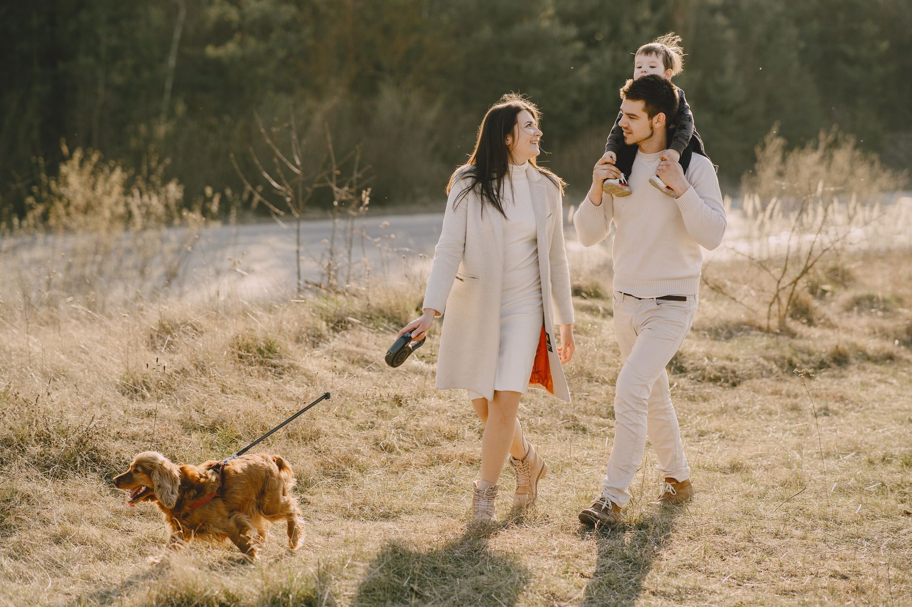 Passeggiata con il cane e smartphone: ecco tutto quello che ti